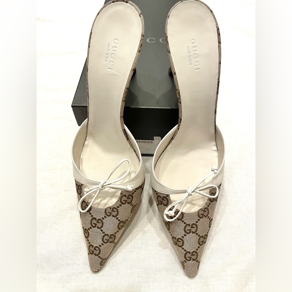 NIB RARE GUCCI Vintage Canvas Leather Monogram White Brown Pointed Bow Mules
NWT